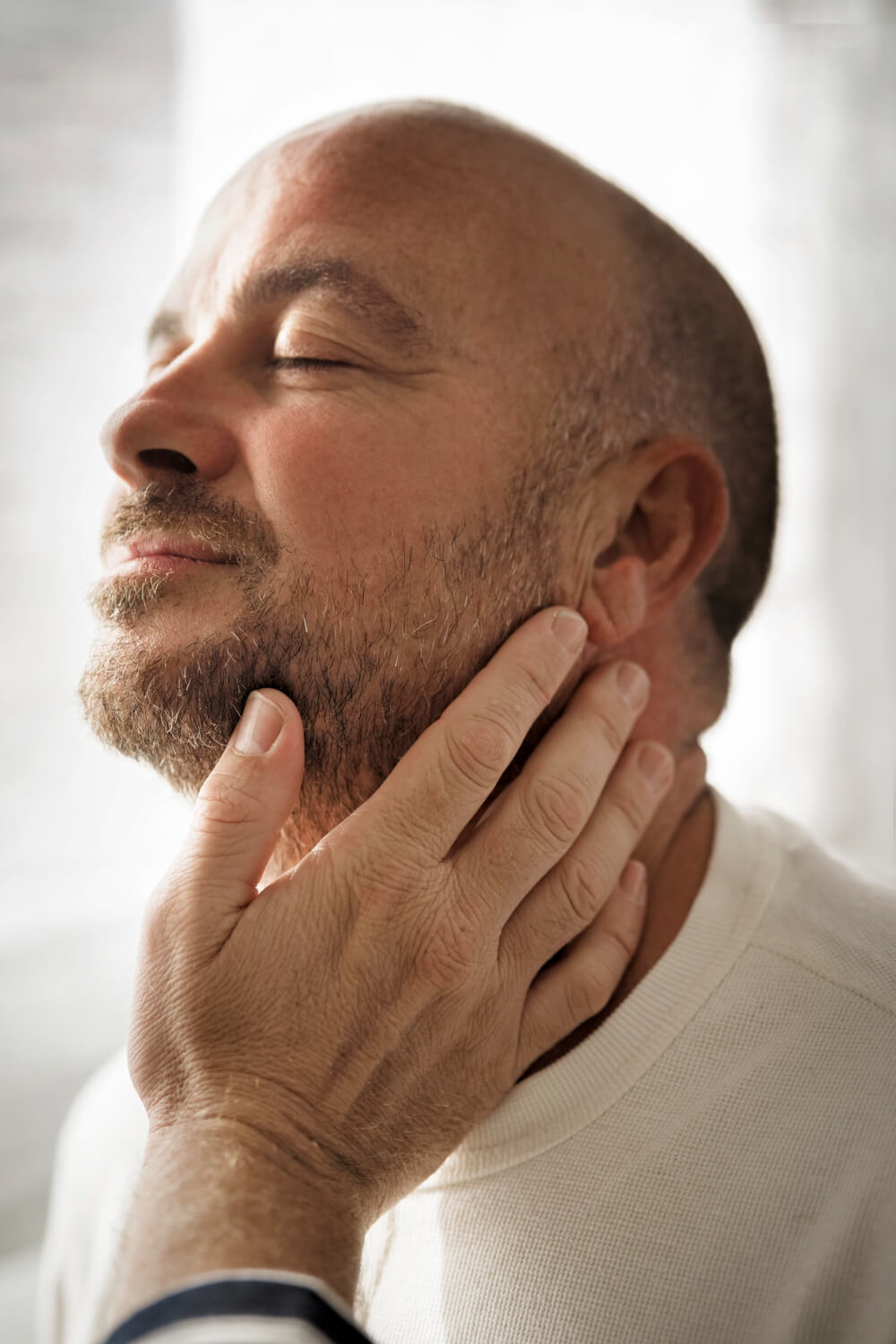 hombre con ganglios inflamados