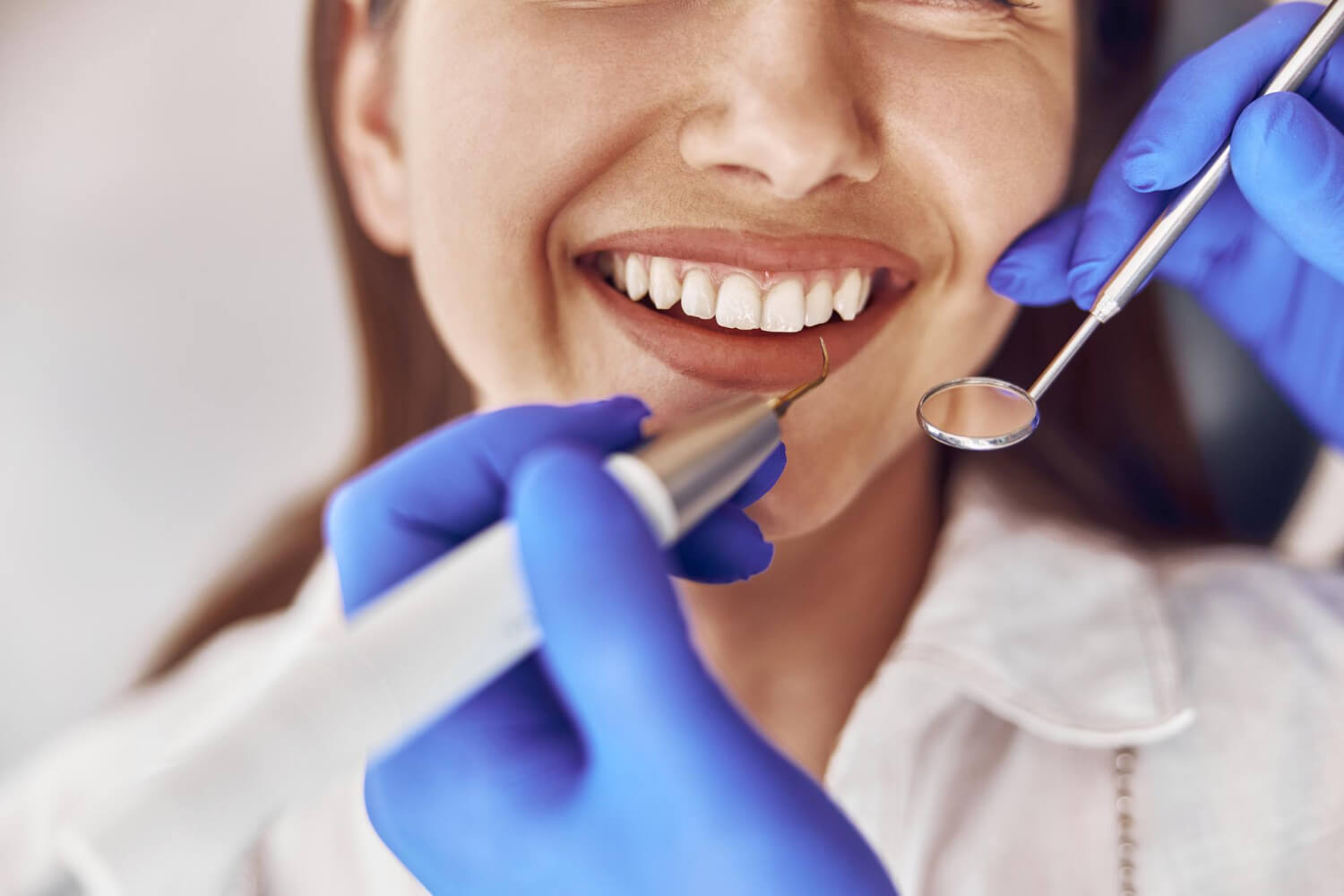 chica en dentista de Madrid - empaste