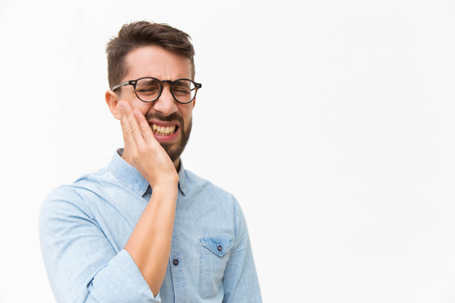 hombre con dolor por empaste roto