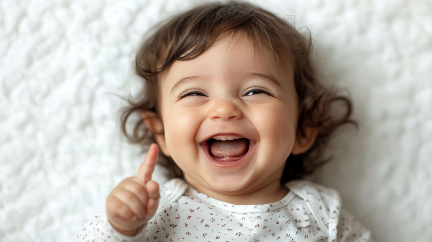 bebe sonriendo mostrando los dientes