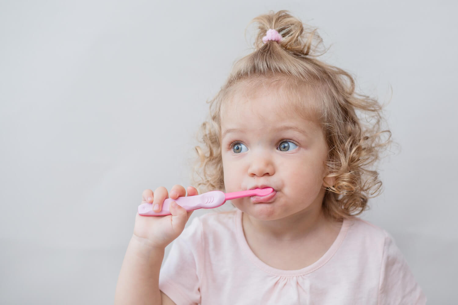 bebé cepillándose los dientes para evitar la caries del biberón