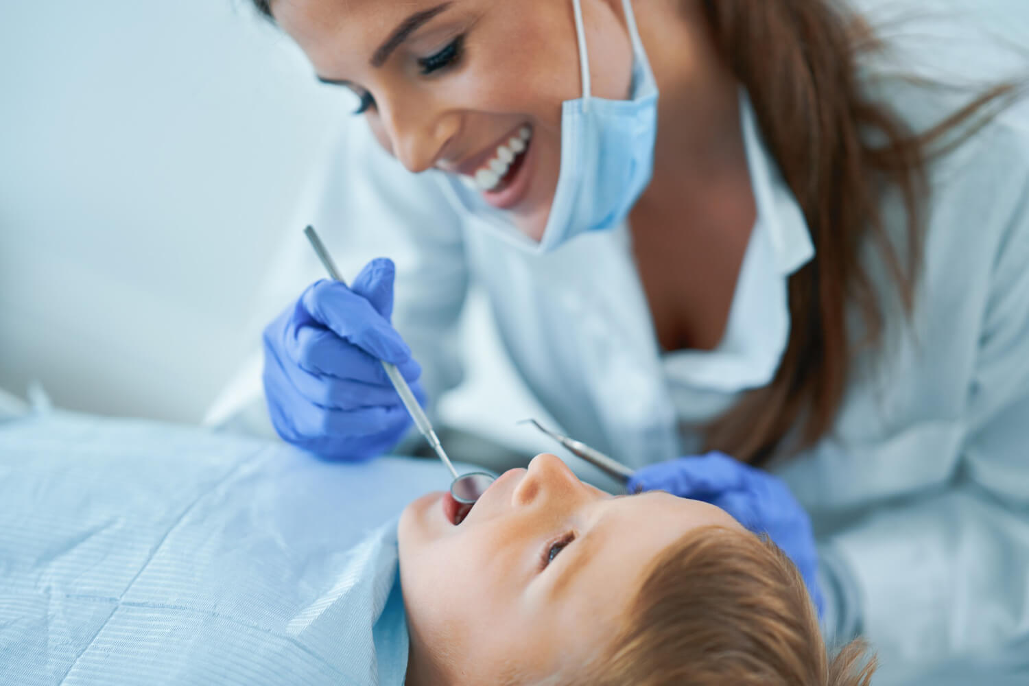 odontopediatra tratando a bebé la caries del biberón